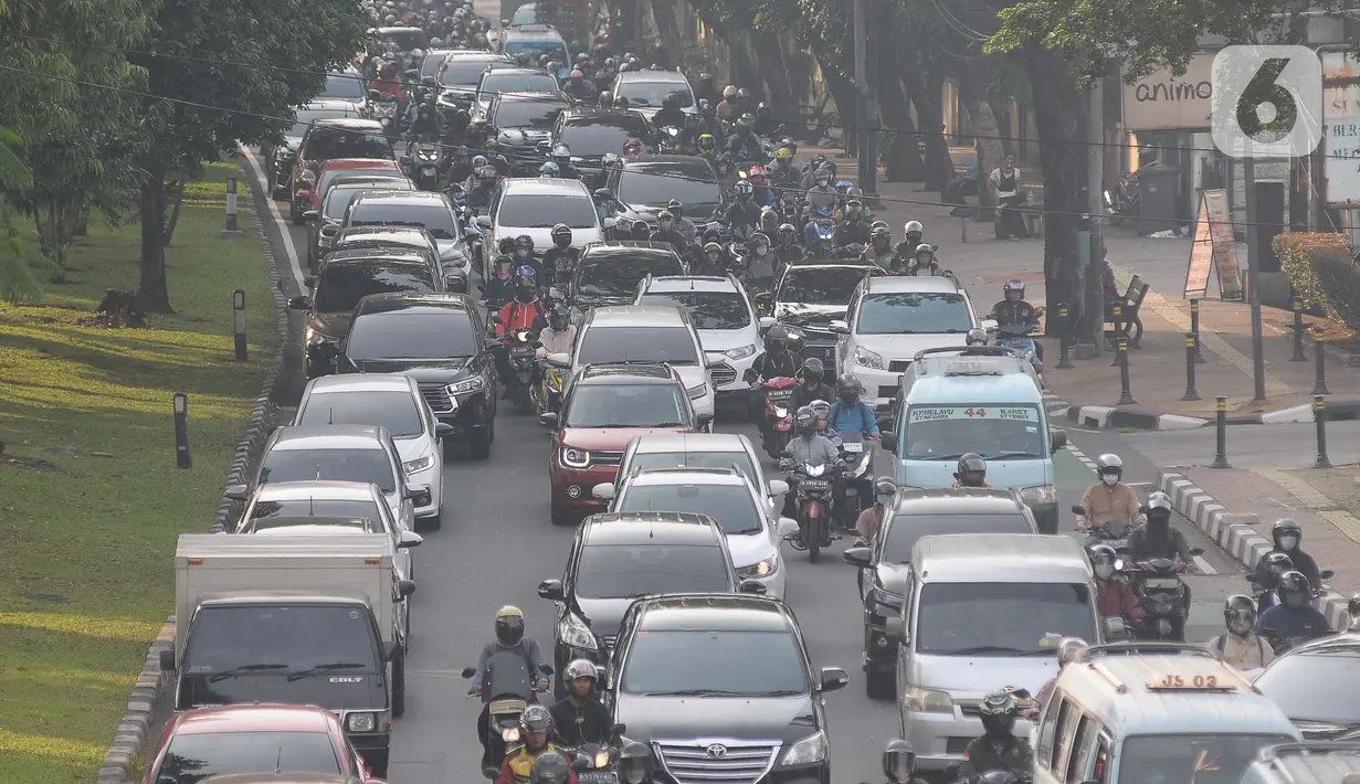 Imbas dari masuknya anak sekolah usai libur panjang pada hari ini, jalanan di Jakarta kian macet parah. (merdeka.com/imam buhori)