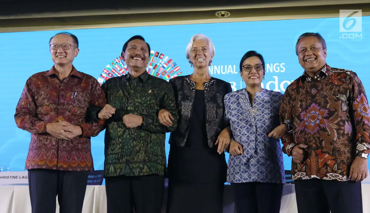 Ketua Panitia IMF-Bank Dunia Luhut Binsar Pandjaitan (dua kiri), Direktur Pelaksana IMF Christine Lagarde, Presiden Bank Dunia Jim Yong Kim, Menkeu Sri Mulyani, dan Gubernur BI Perry Warjiyo saat penutupan, Bali, Minggu (14/10). (Liputan6.com/AnggaYuniar)
