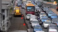 Salah satu jalan yang terkena imbas dari banjir adalah di kawasan Semanggi. Tepat di jalur busway lubang menganga cukup lebar dan membahayakan