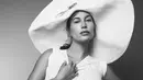 <p>Dalam sebuah foto hitam-putih, terlihat Hailey Bieber dengan baby bumpnya yang semakin membesar mengenakan setelan atasan tanpa lengan dan celana pendeknya, dipadu topi super lebar. [Foto: Instagram/jdblegend_]</p>