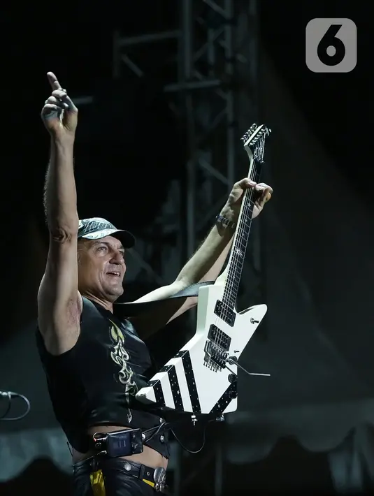 Grup band rock asal Jerman, Scorpions tampil di perhelatan JogjaROCKarta #4 di Stadion Kridosono, Yogyakarta, Minggu (1/3/2020). Scorpions membawakan sejumlah lagu hitsnya seperti Send Me An Angel, Wind of Change hingga Still Loving You. (Fimela.com/Bambang E Ros)