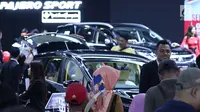 Pengunjung mengecek kondisi mobil yang dipamerkan pada Indonesia International Motor Show 2018 di JIExpo, Jakarta, Minggu (29/4). Hingga Jumat (27/4), IIMS 2018 telah mencatatkan angka kunjungan 408.352 orang. (Liputan6.com/Helmi Fithriansyah)