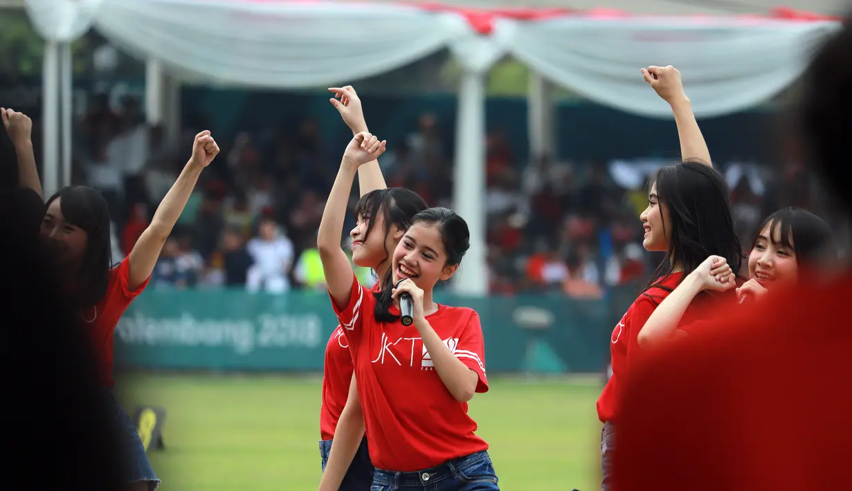 Grup JKT 48 menghibur peserta dan penonton sekaligus menutup sesi pertandingan di cabang olahraga Panahan Asian Games 2018 di Lapangan Panahan Gelora Bung Karno, Jakarta (28/08). (ANTARA FOTO/INASGOC/Mudak Yasin/bmz/18)