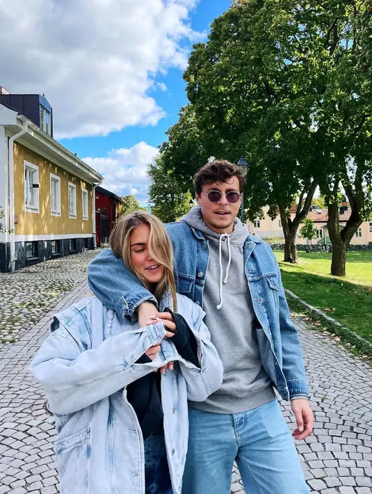 Maja Nilsson bersama suaminya yang juga Bek Manchester United, Victor Lindelof  saat berjalan di sebuah taman.  Betting.Sites.co.uk memakai aplikasi Attractiveness Test untuk menghitung tingkat daya tarik seseorang menggunakan mesin dan algoritma visi komputer. Itu yang kemudian memberikan skor antara 1 sampai 10.