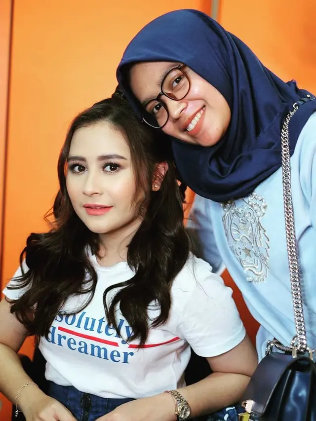 6 Potret Kedekatan Prilly Latuconsina dan Asistennya, Bak Saudara