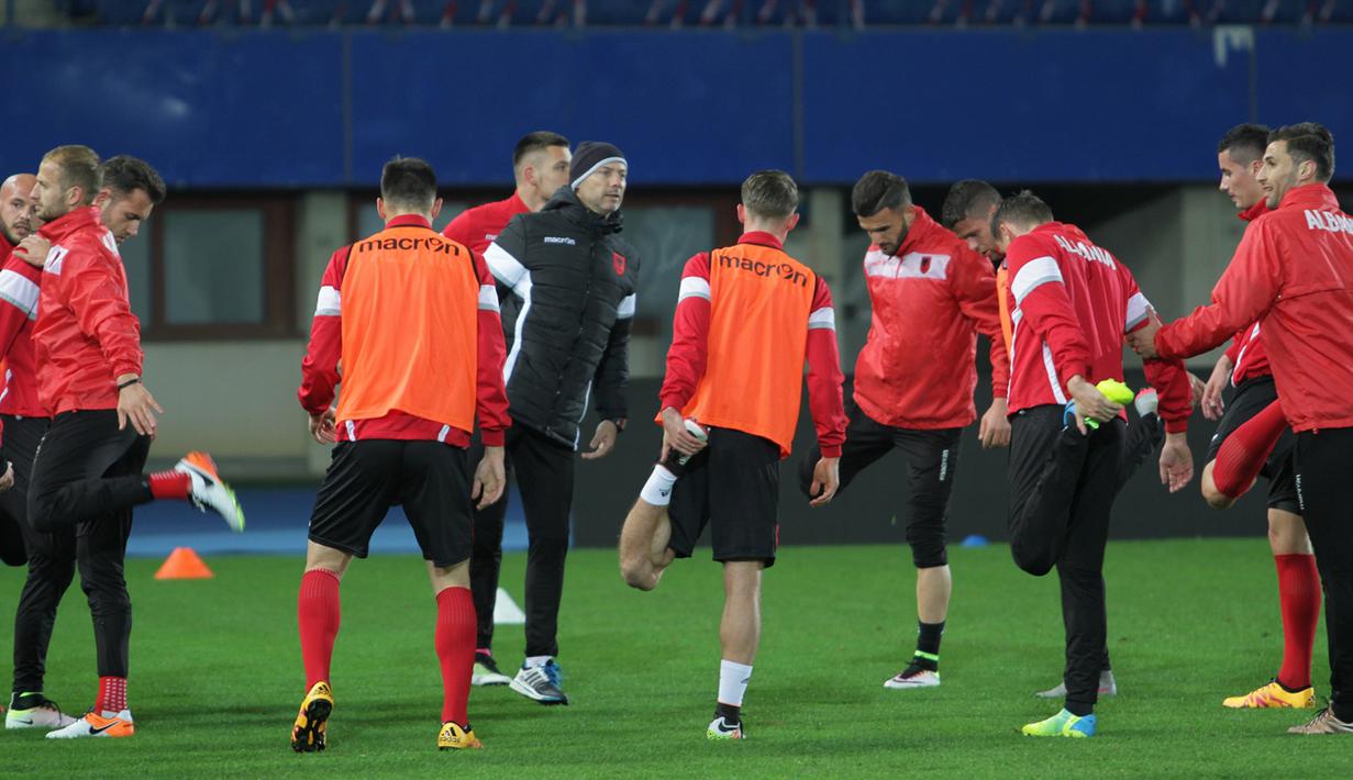 Para pemain Timnas Albania menjalani sesi latihan pemanasan di bawah arahan pelatih fisiknya. (Bola.com/Reza Khomaini)