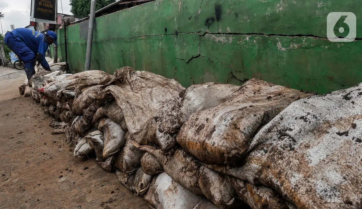Seorang pekerja mengerjakan perbaikan turap Kali Baru, Jakarta, Selasa (16/11/2021). Perbaikan turap sebagai antisipasi meluapnya aliran air yang menyebabkan banjir di kawasan tersebut. (Liputan6.com/Johan Tallo)