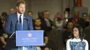 Michelle Obama mendengarkan Pangeran Harry berpidato saat menghadiri acara di Fort Belvoir, Virginia, Rabu (28/10). Pertemuan ini diadakan untuk mendukung pelaksanaan Invictus Games Orlando 2016 kepada para tentara yang terluka. (AFP PHOTO/SAUL Loeb)