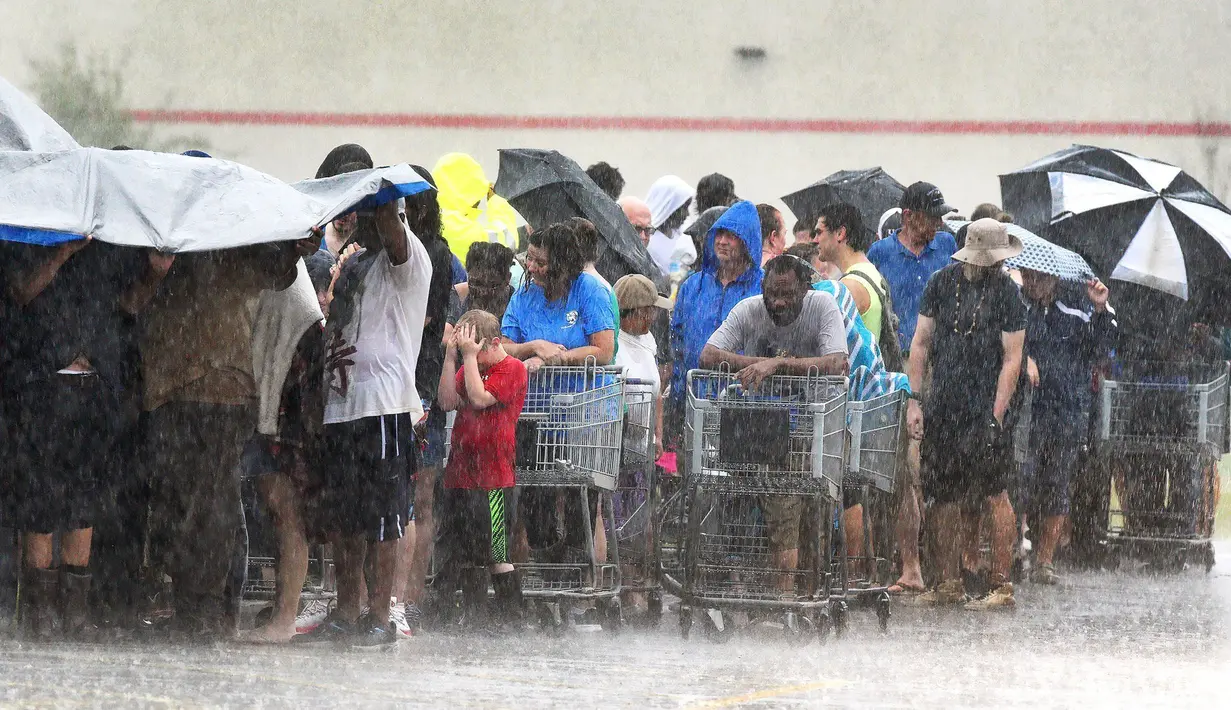 Warga mengantre di sebuah toko saat badai Florence menerjang Carolina Utara, AS, Minggu (16/9). Badai Florence menyebabkan hujan terus turun dan banjir merendam sejumlah kawasan. (Chuck Liddy/The News & Observer via AP)