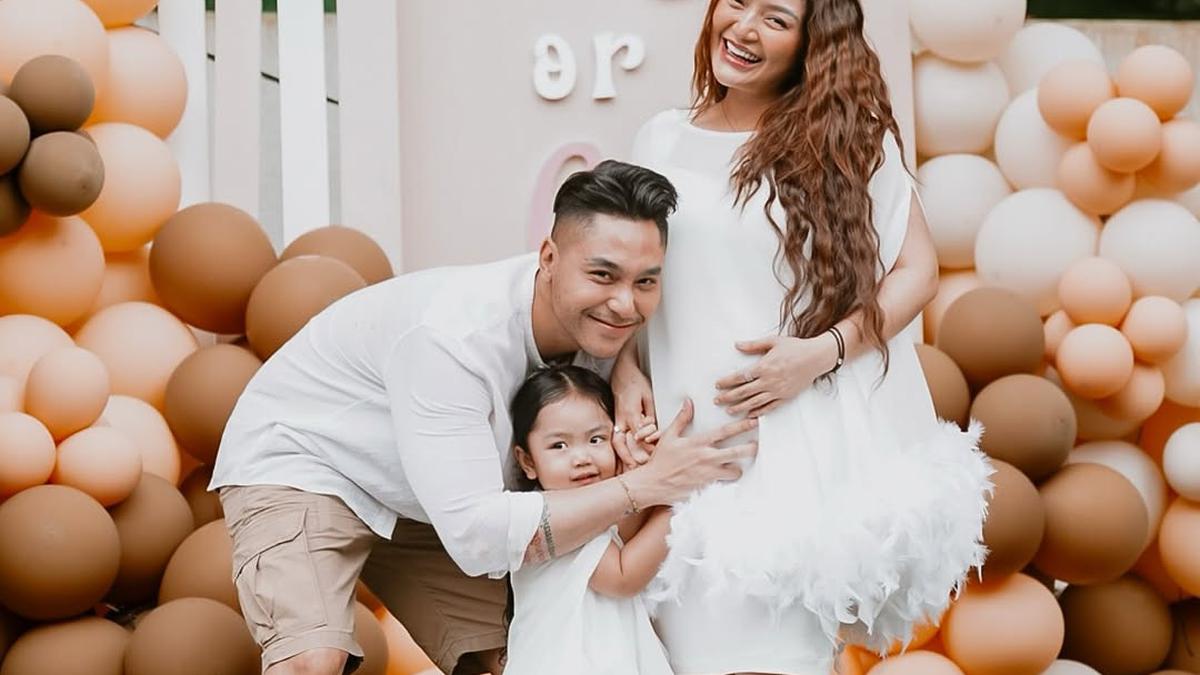 6 Gaya Kembar Siti Badriah Bersama Suami dan Sang Putri Gelar Gender Reveal Anak Kedua