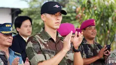 Artis Korea Selatan Hyun Bin ikut dalam demo militer di Brigif II Marinir, Cilandak, Jakarta Selatan, Kamis (6/10).