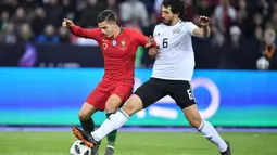 Bek Mesir, Ahmed Hegazi (kanan) menjadi bagian dari timnas Mesir pada Piala Dunia 2018. Saat ini Hegazi bergabung bersama klub Inggris West Bromwich Albion. (AFP/Fabrice Coffrini)