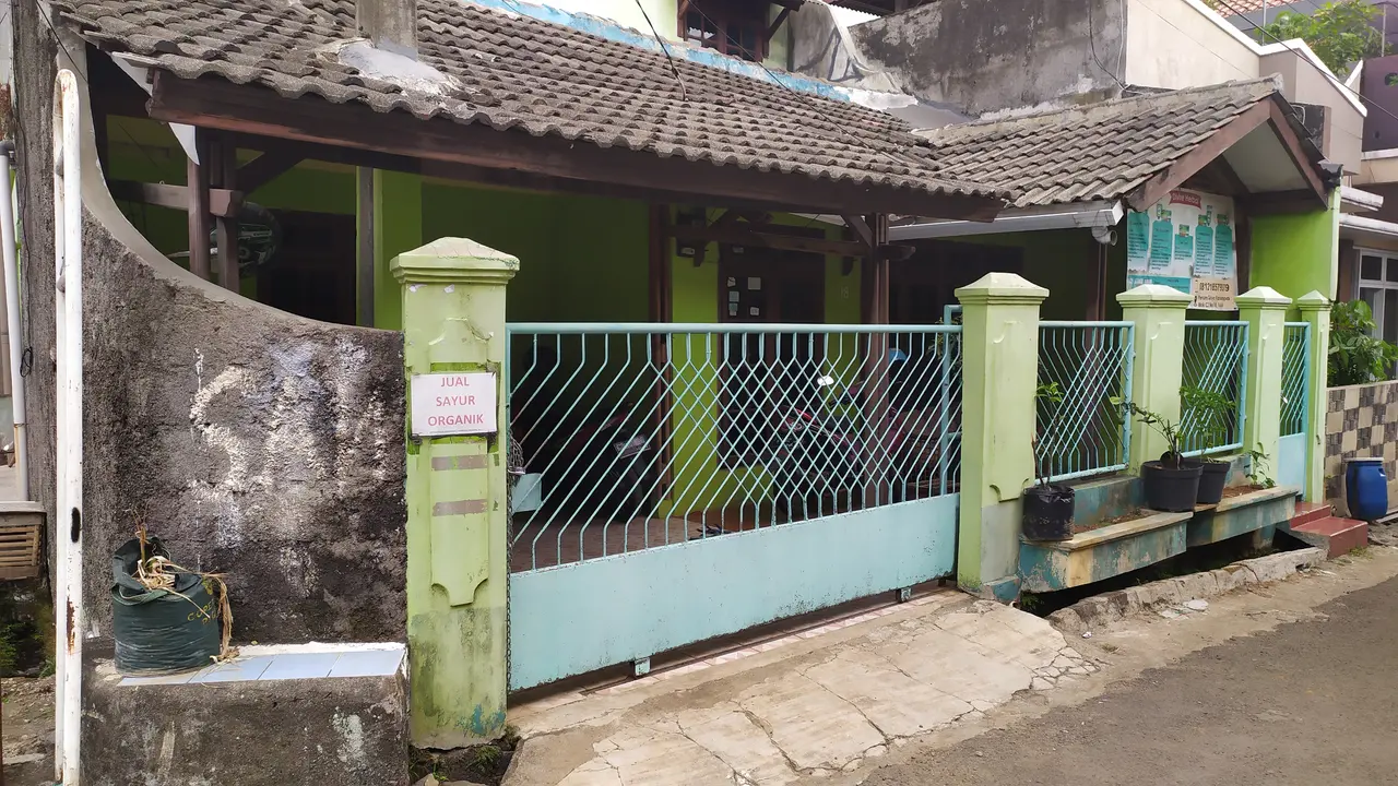 Tempat usaha korban APV Maut di Tol Jagorawi