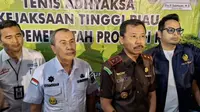 Kepala Kejati Riau Dr Supardi dan Gubernur Riau Syamsuar usai meresmikan lapangan tenis Adhiyaksa. (Liputan6.com/M Syukur)