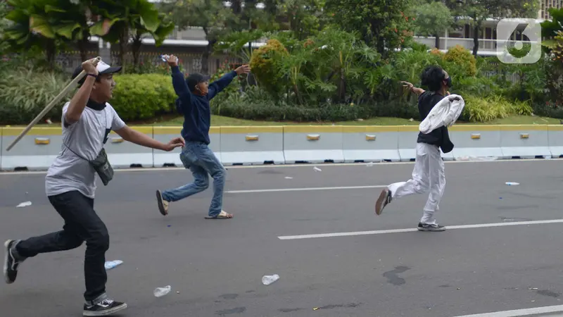 Bentrok Pengunjuk rasa Pecah