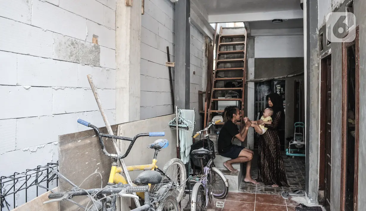 Wiwiek bersama anak dan cucunya berada di depan rumahnya yang ditutup tembok gedung sekolah Pergunas I di Jalan Cempaka Baru I, RT 015/003, Kemayoran, Jakarta, Senin (31/8/2020). Wiwiek tengah berusaha melalui jalur hukum menuntut pihak sekolah agar haknya dapat Kembali (merdeka.com/Iqbal S Nugroho)