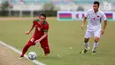 Pemain Timnas Indonesia U-19, Egy Maulana membawa bola saat melawan Vietnam pada laga AFF U-18 di Stadion Thuwunna, Yangon, Senin (11/9). Hingga peluit akhir, Indonesia tidak mampu mengejar kekalahah 3-0 dari Vietnam. (Liputan6.com/Yoppy Renato)
