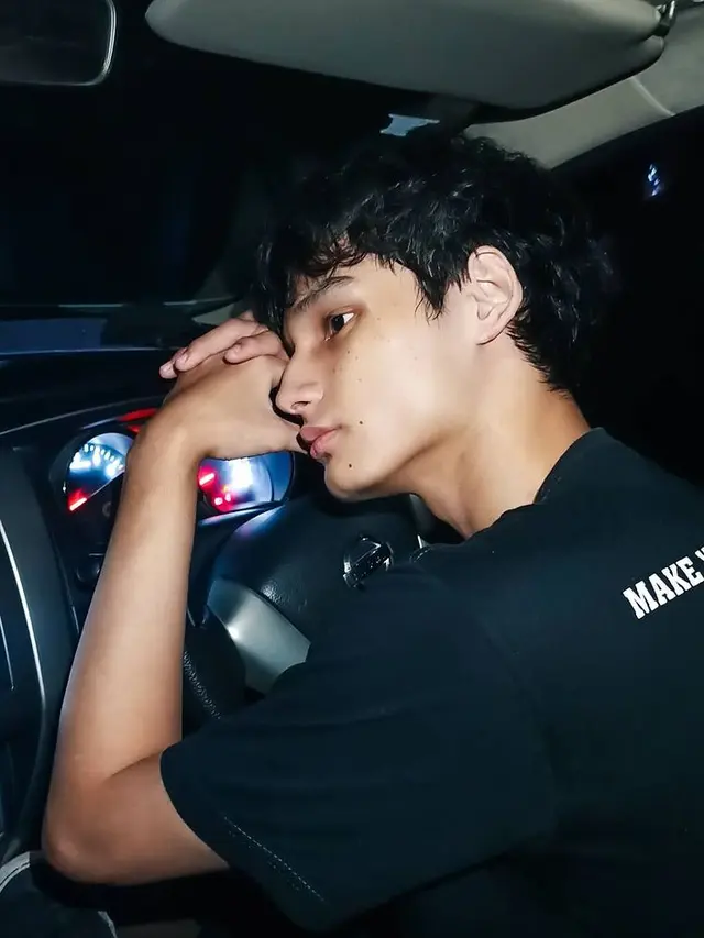 6 Potret Kevin Faulky saat Pakai Kaus Hitam, Aktor yang Disebut Mirip Idol Kpop
