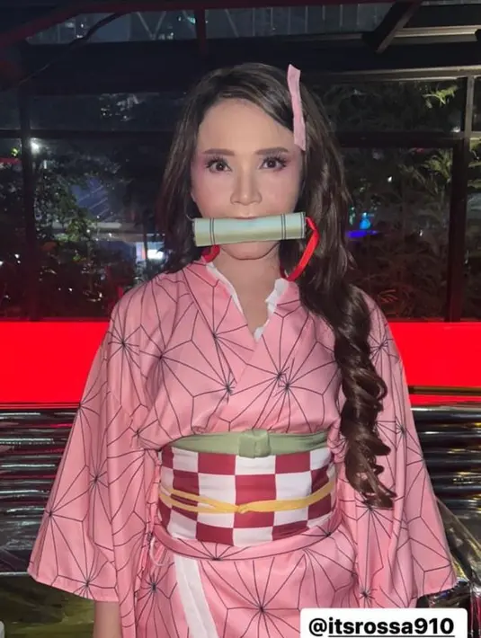 Rossa tampil manis saat berdandan ala iblis penyayang manusia yang selalu menggigit potongan bambu di mulutnya alias Nezuko.