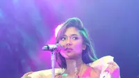 Kembali hadirkan lagu sendu, Marion Jola baperkan penggemar dengan Menangis Tanpa Air Mata. (Adrian Putra/Fimela.com)
