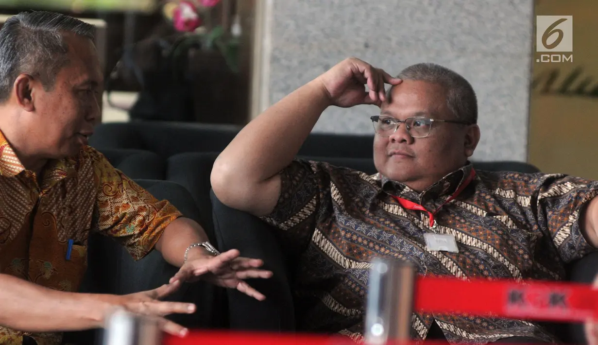 Direktur Dana Perimbangan Kemenkeu Putut Hari Satyaka (kanan) berbincang saat tiba di Gedung KPK, Jakarta, Jumat (1/3). Putut diperiksa sebagai saksi dalam kasus dugaan suap pengurusan anggaran dana alokasi khusus (DAK) Kebumen. (Merdeka.com/Dwi Narwoko)