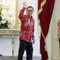 Ketum Partai Amanat Nasional (PAN) Zulkifli Hasan melambaikan tangan kepada wartawan saat berada di Istana Negara, Jakarta, Rabu (2/9/2015). PAN menyatakan resmi bergabung dengan koalisi partai pendukung pemerintah. (Liputan6.com/Faizal Fanani)