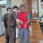 Jaksa di Kejari Pekanbaru melepaskan borgol tersangka penadahan sepeda motor hasil curian dan bebas dengan mekanisme restoratif justice. (Liputan6.com/M Syukur)