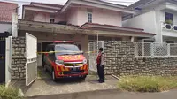 Lokasi rumah yang ditemukan anak dan ibu tewas di dalam kamar mandi kawasan perumahan, Cinere, Kota Depok. (Liputan6.com/Dicky Agung Prihanto)