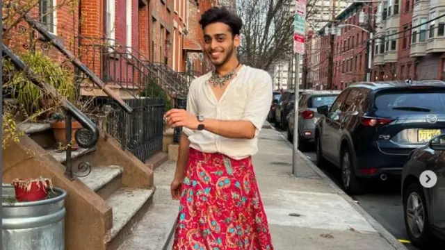 Aksi Unik Pria Pakai Rok dan Menari di Jalanan New York