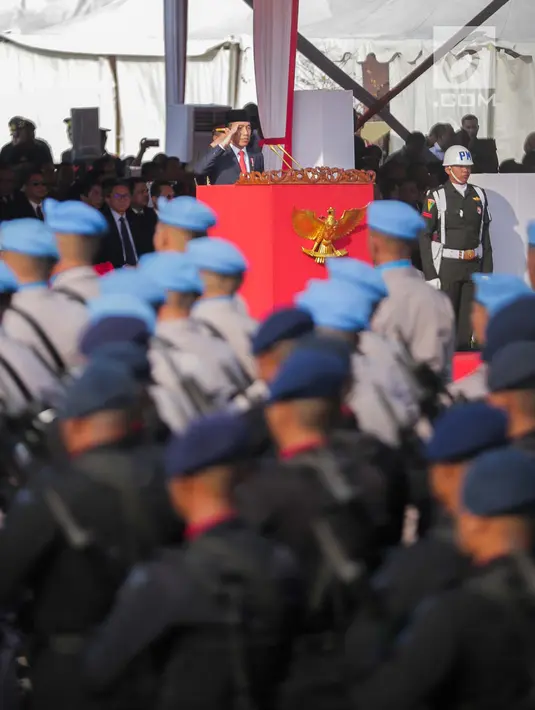 Presiden Joko Widodo (Jokowi) menjadi inspektur upacara pada peringatan HUT Ke-73 Bhayangkara di kawasan Monas, Jakarta, Rabu (10/7/2019).  Hut Ke-73 Bhayangkara ini bertemakan ‘Dengan semangat Promoter, Pengabdian Polri untuk Masyarakat, Bangsa dan Negara. (Liputan6.com/Faizal Fanani)