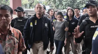 Tersangka kasus pembunuhan Wayan Mirna Salihin, Jessica Kumala Wongso tiba di Kejaksaan Negeri (Kejari) Jakarta Pusat, Jumat (27/5). Kedatangan Jessica Wongso mendapat kawalan ketat dari aparat kepolisian Polda Metro Jaya. (Liputan6.com/Faizal Fanani)