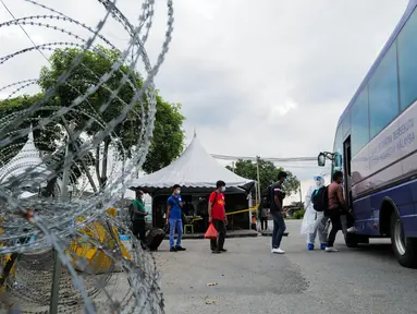 Para pekerja yang dinyatakan positif COVID-19 menaiki bus menuju rumah sakit di Klang, Selangor, Malaysia, 5 Desember 2020. Pemerintah Malaysia mengatakan akan memperpanjang perintah kontrol pergerakan orang di beberapa area hingga 20 Desember untuk mengendalikan penyebaran COVID-19. (Xinhua/Zhu Wei