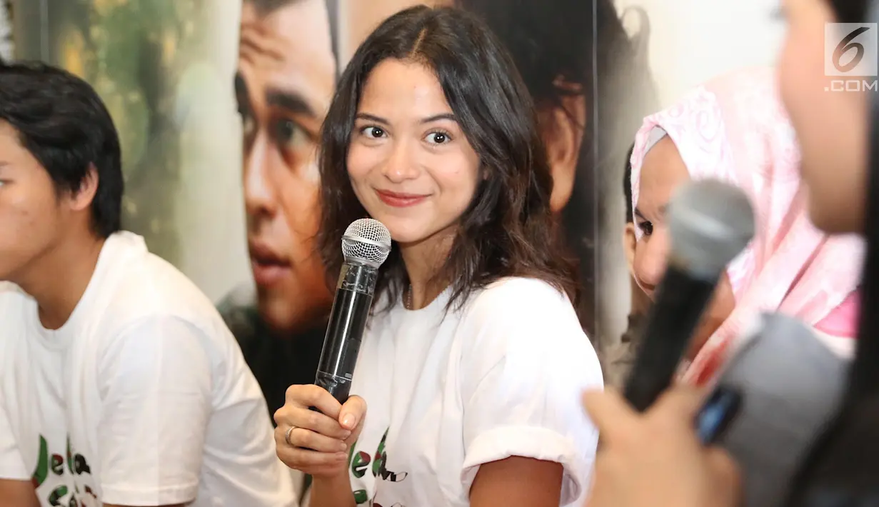 Aktris Putri Marino dalam konferensi pers film Jelita Sejuba (Mencintai Ksatria Negara) di Jakarta, Rabu (7/3). Putri berperan sebagai istri tentara yang hatinya selalu bergejolak setiap kali suaminya ditugaskan negara. (Liputan6.com/Immanuel Antonius)
