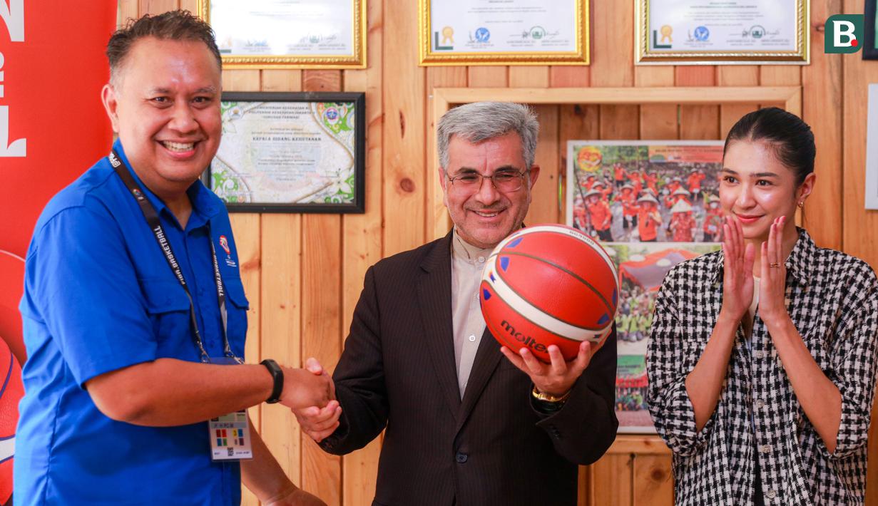 <p>Duta&nbsp;Besar Iran untuk Indonesia, Mahdi Rounagh (tengah) menerima bola dari Wakil Ketua LOC Piala Dunia FIBA 2023, Agus Antares Mauro (kiri) sebagai bentuk&nbsp;dimulainya acara penanaman bakau "Kick-off Dribbling Towards Sustainbility FIBA Basketball World Cup 2023" di Kawasan Ekowisata Mangrove PIK, Jakarta, Selasa (22/08/2023). (Bola.com/Bagaskara Lazuardi)</p>