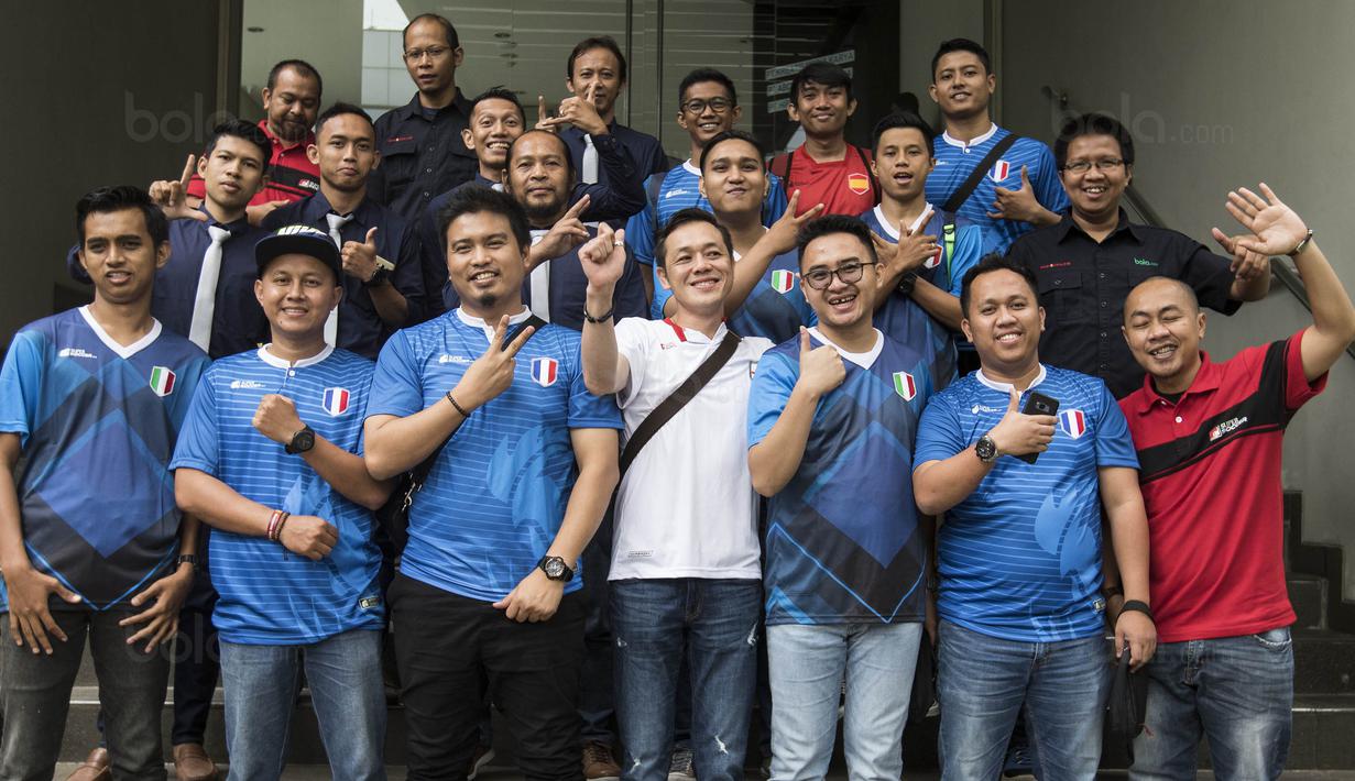Peserta grand final Super Soccer Futsal Battle 2017 foto bersama saat media visit di Kantor Redaksi Bola.com, Jakarta, Selasa (17/10/2017). Grand final akan digelar di Bintaro Exchange pada 21-22 Oktober mendatang. (Bola.com/Vitalis Yogi Trisna)