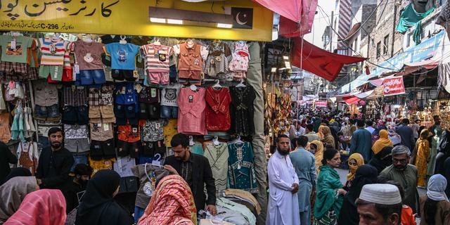 Jelang Idul Fitri 1447 Hijriah, Pasar dan Pembuat Sepatu Khas Pakistan Diserbu Pengunjung