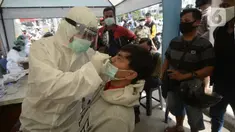 Petugas medis mendata pengendara yang terjaring razia masker di Jalan Panjang, Kedoya, Jakarta Barat, Senin (2812/2020). Pengendara yang tidak mengenakan masker langsung menjalani rapid test antigen gratis untuk mencegah penularan COVID-19. (merdeka.com/Dwi Narwoko)