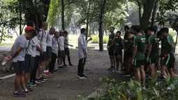 Pelatih Timnas Indonesia U-23, Indra Sjafri, memberikan instruksi kepada pemainnya saat latihan fisik di Bukit Senayan, Jakarta, Rabu (6/3). Latihan ini merupakan persiapan jelang kualifikasi Piala AFC U-23. (Bola.com/Yoppy Renato)