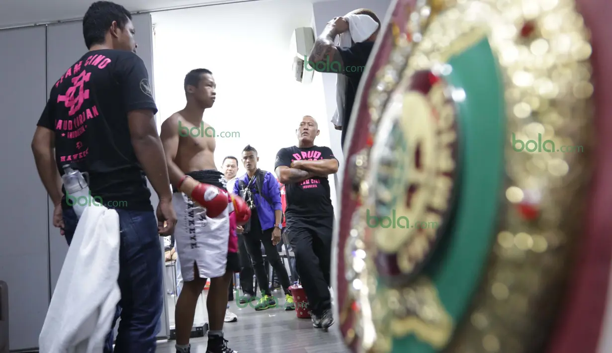 Daud Yordan mendengarkan Instruksi pelatihnya Craig Christian diruang ganti sebelum bertanding melawan Yoshitaka Kato di Balai Sarbini, Jakarta, Jumat (5/2/2016). (Bola.com/Nicklas Hanoatubun)