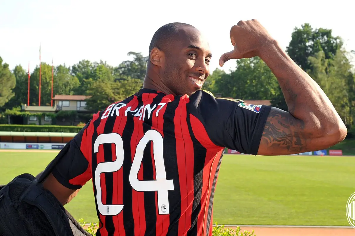 Kobe Bryant ketika mengunjungi markas latihan AC Milan