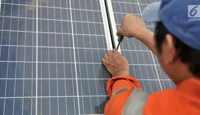 Teknisi melakukan perawatan panel PLTS di Pusat Dakwah Muhammadiyah, Jakarta, Selasa (6/8/2019). PT PLN menargetkan pengembangan lebih dari 1.000 megawatt PLTS atap yang terdiri dari inisiasi swasta dan PLN sendiri sesuai RUPTL dengan potensi tiga gigawatt untuk PLTS. (merdeka.com/Iqbal S. Nugroho)