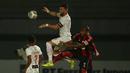 Pemain Persija Jakarta, Marko Simic (tengah) berebut bola di udara dengan pemain Persipura Jayapura, Ian Louis Kabes dalam laga pekan ke-3 BRI Liga 1 2021/2022 di Stadion Indomilk Arena, Tangerang, Minggu (19/9/2021). Kedua tim bermain imbang 0-0. (Bola.com/Ikhwan Yanuar)