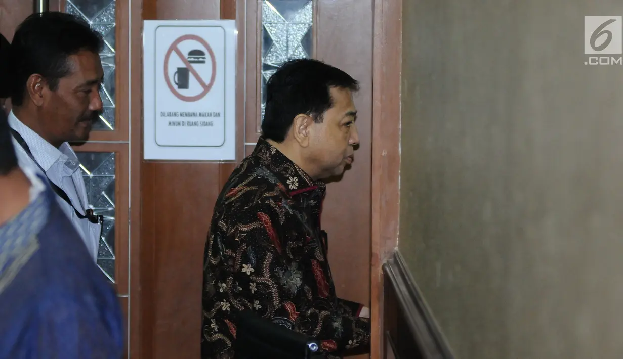 Terdakwa dugaan korupsi proyek E-KTP Setya Novanto berjalan keluar usai mengikuti sidang lanjutan di Pengadilan Tipikor, Jakarta, Rabu (20/12). Sidang beragendakan pembacaan eksepsi dakwaan oleh kuasa hukum Setya Novanto. (Liputan6.com/Helmi Fithriansyah)