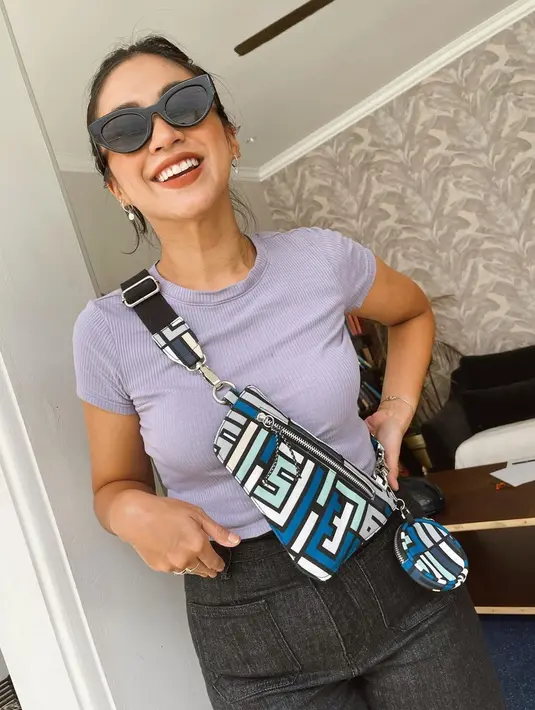 Di akun Instagramnya, adik Cynthia Ganesha ini kerap memosting foto-foto dirinya dengan gaya kasual. Ia selalu tampil simpel namun tetap stylish. Busana yang ia kenakan pun bisa menjadi inspirasi OOTD (Liputan6.com/IG/@tynadwijayanti)