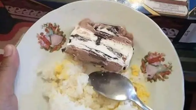 6 Potret Makan Es Krim Ini Kelewat Nyeleneh, Orang Indonesia Banget