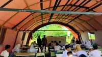 Banjir rendam sekolah di salah satu desa di Kabupaten Rokan Hulu membuat puluhan siswa belajar di tenda darurat. (Liputan6.com/M Syukur)