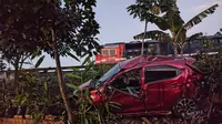 Kondisi kendaraan minibus yang terseret hingga 30 meter pasaca tertabrak KA Exspres Rajabasa di Kota Bandar Lampung. Foto : (Istimewa).