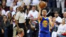 Stephen Curry (30) melakukan tembakan tiga angka saat melawan Portland Trail Blazers pada NBA Playoffs di Moda Center, Rose Quarter, Portland, (9/5/2016). (Mandatory Credit: Jaime Valdez-USA TODAY Sports)