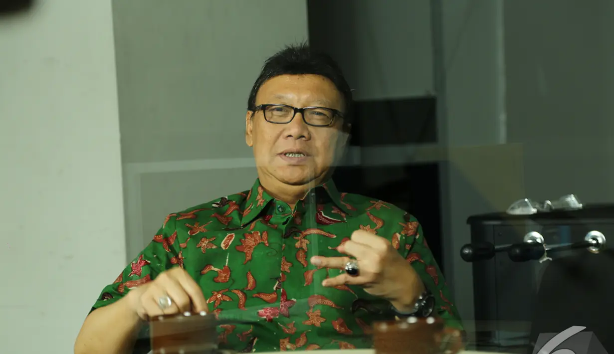 Menteri Dalam Negeri Tjahjo Kumolo mewacanakan pengosongan kolom agama di KTP bagi aliran   kepercayaan, Jakarta, Senin (10/11/2014)(Liputan6.com/Dono Kuncoro)