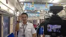 Petugas KRL Commuter Line Jabodetabek, Yudi Ramdhan kini menjadi sorotan di sosial media, Jakarta, (8/10/14). (Liputan6.com/Ibnu Anshari) 